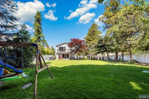 328 Travers Pl, Lyndhurst NJ  07071-2110 exterior