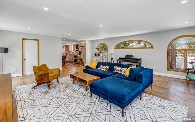 328 Travers Pl, Lyndhurst NJ  07071-2110 exterior