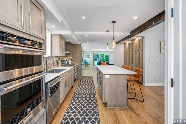 328 Travers Pl, Lyndhurst NJ  07071-2110 exterior