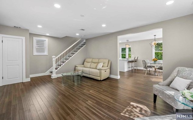 32 Florence Ave, Cresskill, NJ 07626