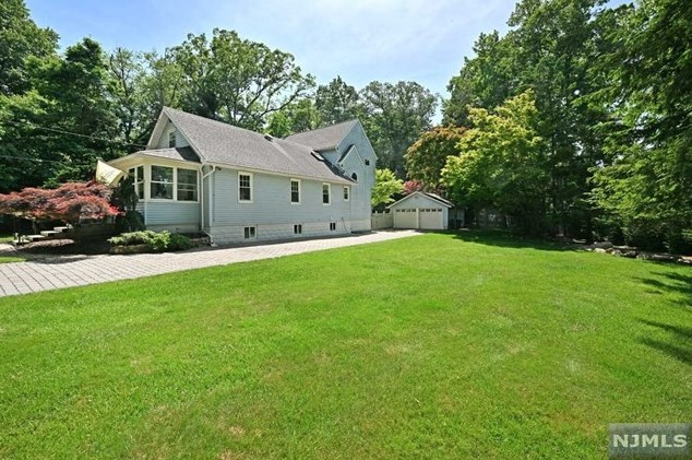 11 Edgewood Ave, Wyckoff, NJ 07481