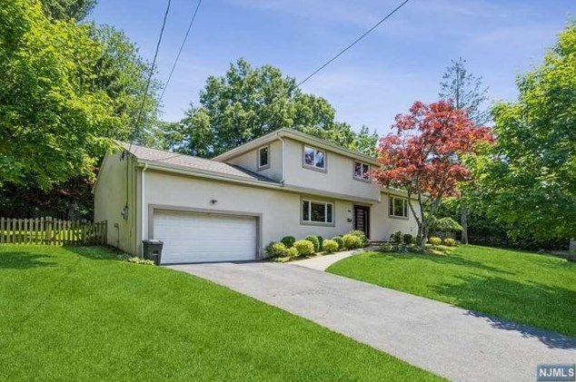 103 Taylor Dr, Closter, NJ 07624