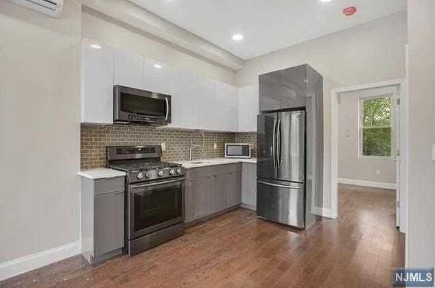 71 Jewett Ave, Jersey City, NJ 07304-3015