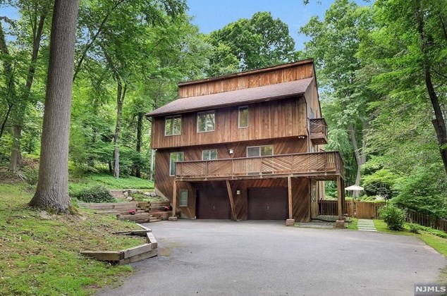50 Hill Rd, Westwood, NJ 07677-8349