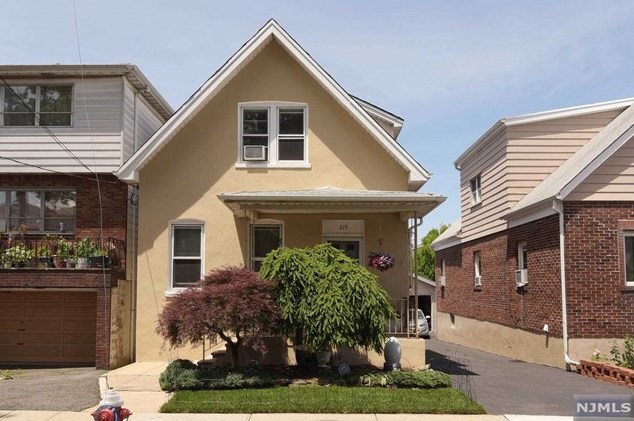 219 8th St, Fairview, NJ 07022