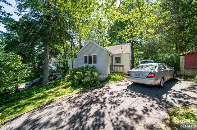 41 Bellot Rd, Skyline Lakes, NJ 07456
