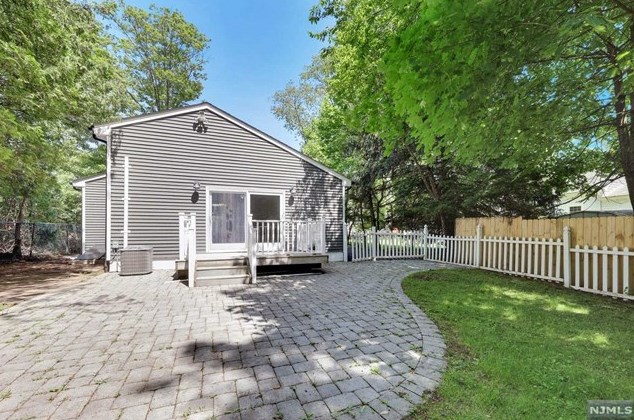 23 Schumacher Ave, Hillsdale NJ  07642-2407 exterior