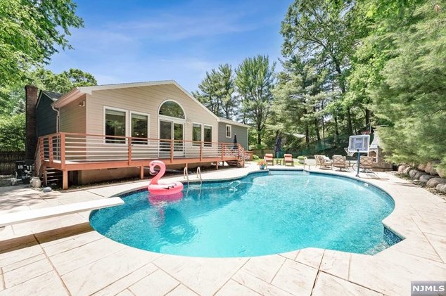428 Faletti Cir, Westwood, NJ 07675