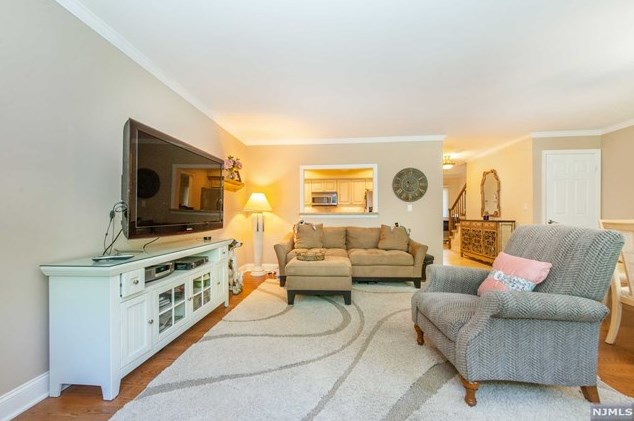 12 Parsons Ct, Mahwah, NJ 07430