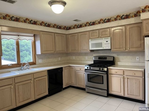 27 Arlington Blvd #1, North Arlington, NJ 07031