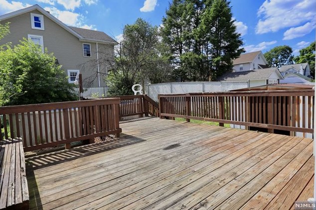 34 Franklin Ave, Bergenfield NJ 07621-1646 exterior