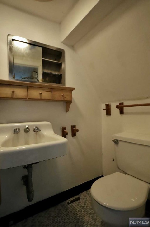 34 Franklin Ave, Bergenfield NJ 07621-1646 exterior