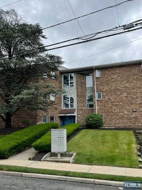 16 Elm St, Bergenfield, NJ 07621-2939