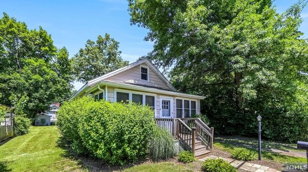 16 Lakeview Ter, Oakland, NJ 07436