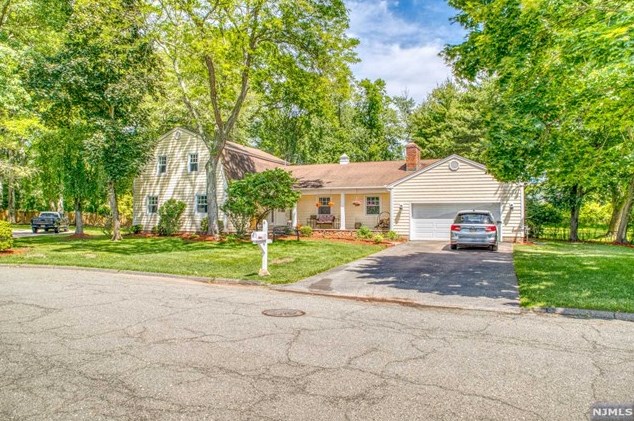 15 Burkhardt Ln, Harrington Park, NJ 07640