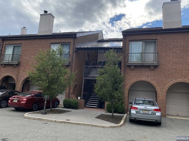 12 Sandburg Ct, Teaneck, NJ 07666