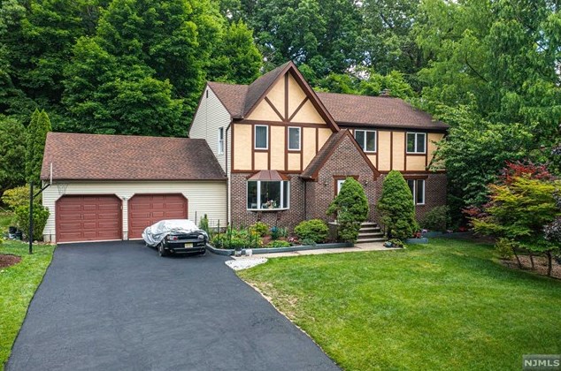 9 Henrietta Ct, Ridgewood, NJ 07450
