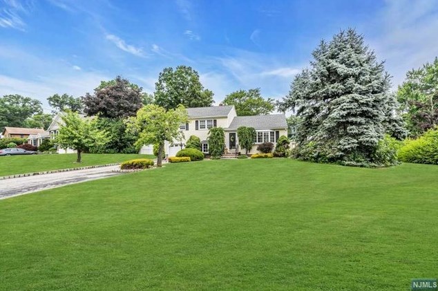 2 Karla Dr, Whippany, NJ 07981