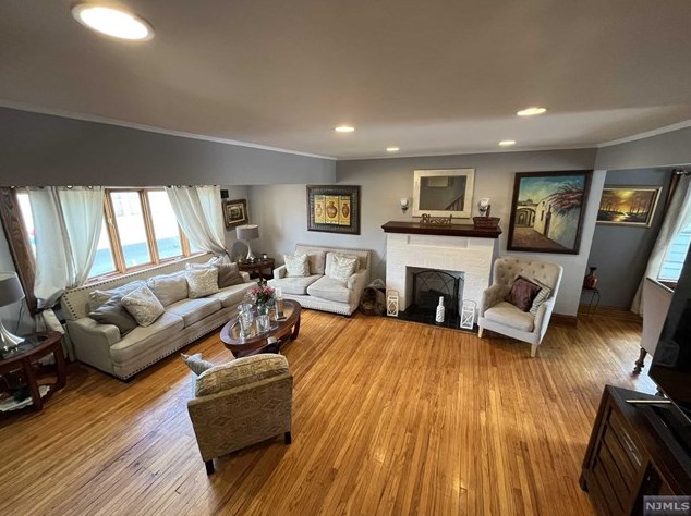 406 Rutherford Ave, Lyndhurst, NJ 07071