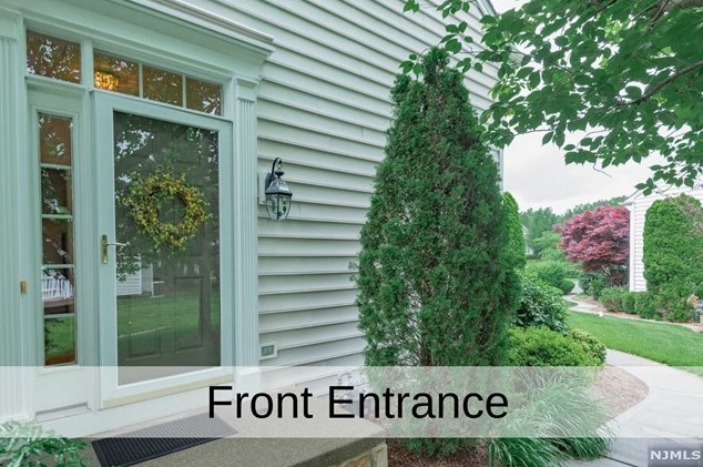 88 Balsam Ct, Paramus, NJ 07652