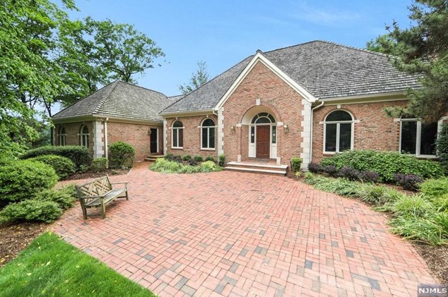826 Winnebago Dr, Franklin Lakes, NJ 07417