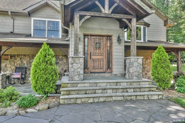 26 Brookwood Dr, Mahwah, NJ 07430