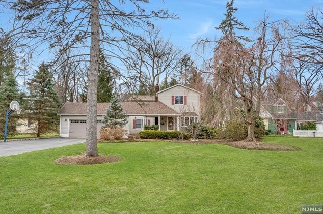 16 Hillside Ave, Midland Pk, NJ 07432