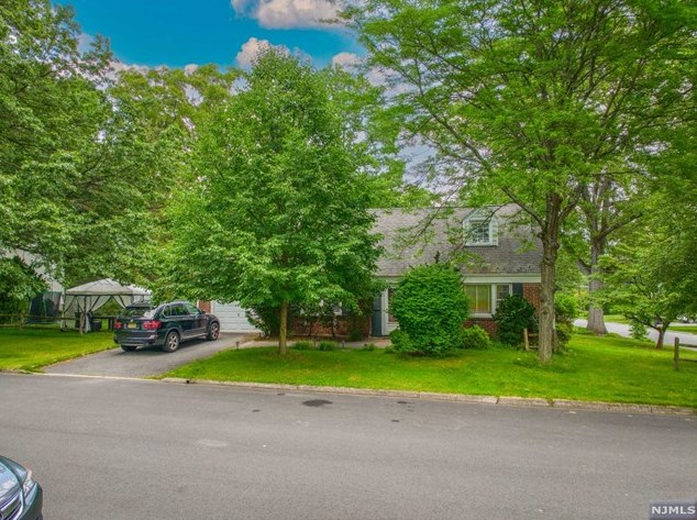 2 Eager Pl, Tenafly, NJ 07670