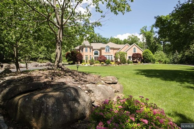 212 Forest Ridge Ct, Franklin Lakes, NJ 07417