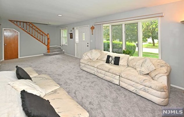 69 Regis Ct, Paramus, NJ 07652-1906