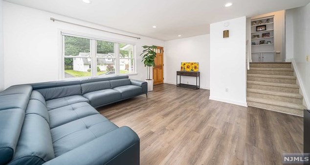 82 6th St, Cresskill, NJ 07626