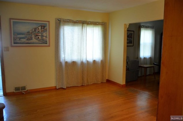 10 Windsor Dr, Dumont, NJ 07628