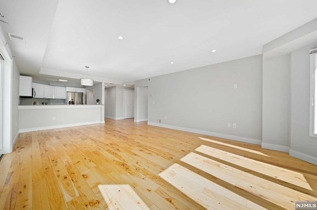 307 Rutledge Ct, Edgewater NJ  07020-1660 exterior