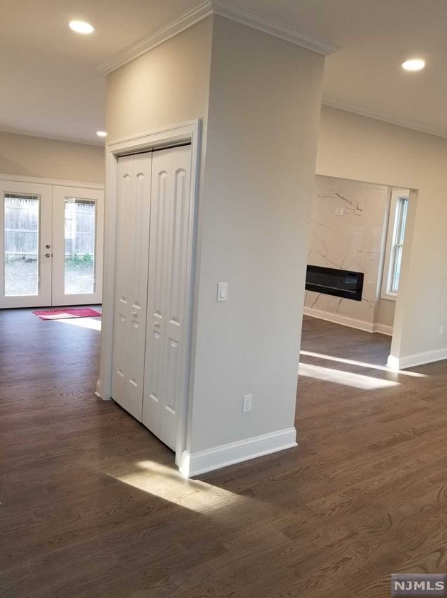 81 Lawn St, Park Ridge, NJ 07656-1117
