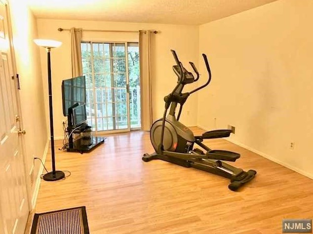1095 Ash Dr, Mahwah, NJ 07430
