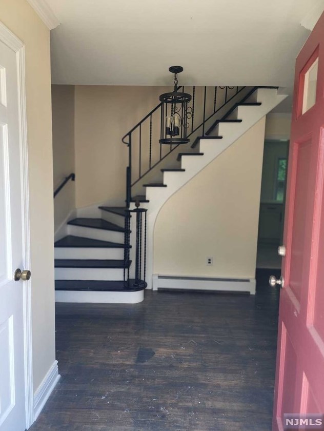 10 E Brook Dr, Paramus, NJ 07652