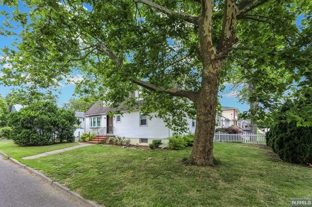 883 Catalpa Ave, Teaneck, NJ 07666