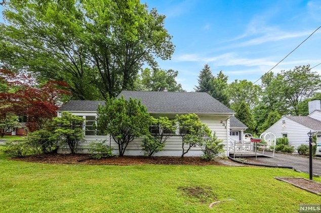 231 East Madison Ave, Dumont, NJ 07628