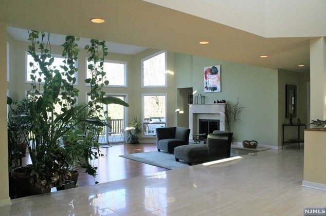 209 Wilson Dr, Cresskill, NJ 07626