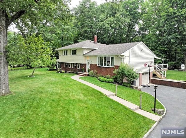 93 Degroff Pl, Park Ridge, NJ 07656