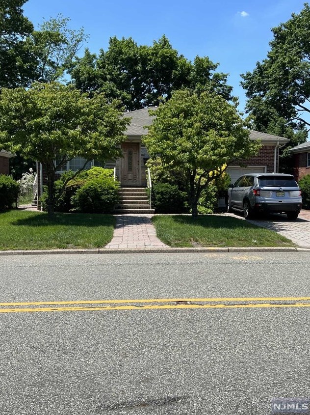 1061 Glen Rd, West Fort Lee, NJ 07024