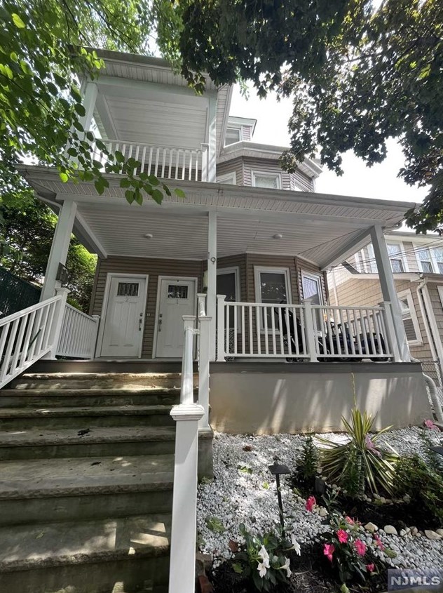 19 Adelaide Pl, Edgewater, NJ 07020