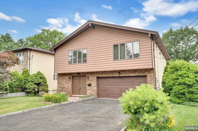 785 Oakwood Ln, Ridgefield, NJ 07657