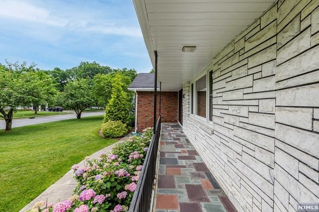 676 Kingsbridge Ln, Ridgewood, NJ 07450
