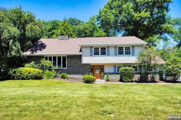 136 Fawnhill Rd, Upper Saddle River, NJ 07458
