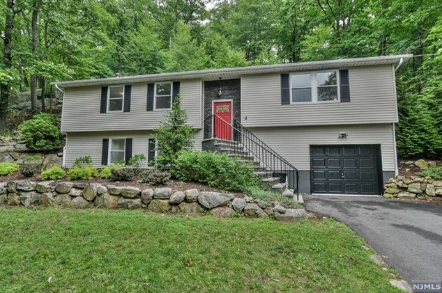33 Fountain Dr, Skyline Lakes, NJ 07456