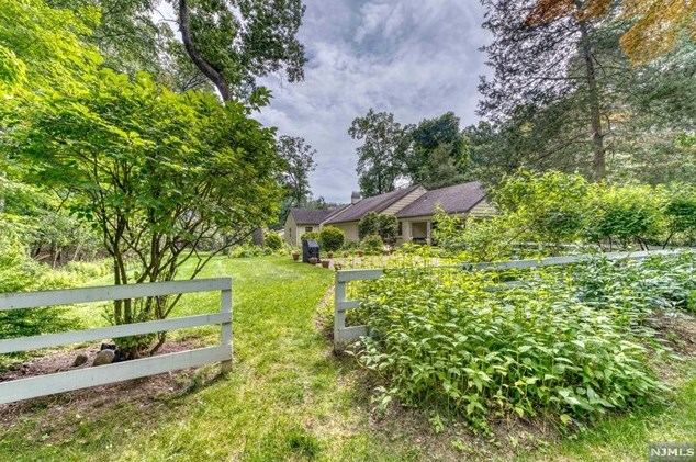 363 Crescent Dr, Franklin Lakes, NJ 07417