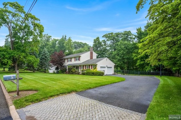 2 Heather Hill Ln, Westwood, NJ 07677