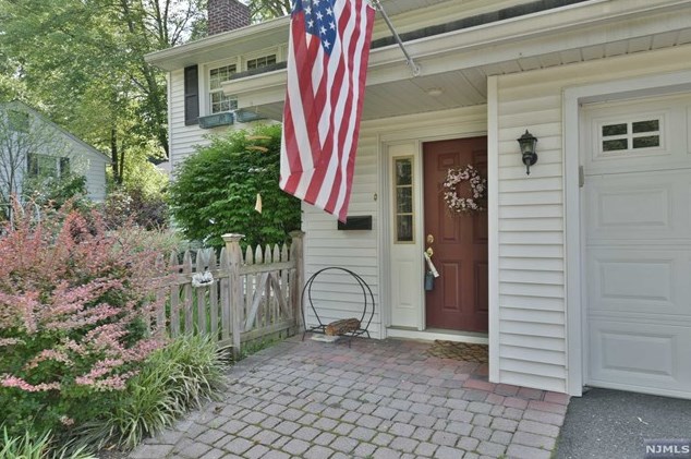 948 Barnes Dr, Ridgewood, NJ 07450