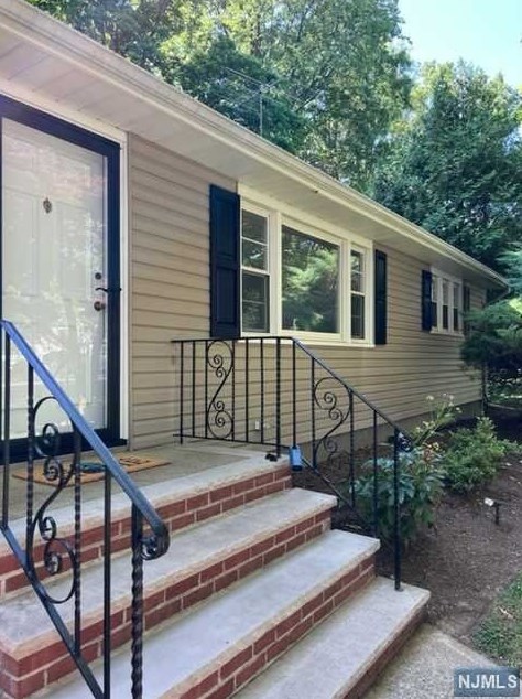 336 Ellen Pl, Paramus NJ  07652-5506 exterior